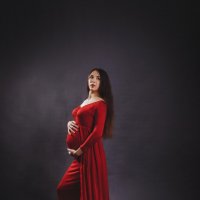 беременная в ожедании чудо Кричев студия в красном платье :: Евгений Третьяков