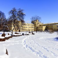 Снежный март в Ушаковском сквере :: Евгений 