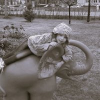В обнимку со слоненком... :: Валентина 