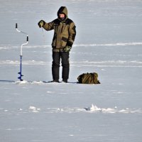 Одинокий рыбак в морозный день :: Мария Васильева