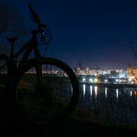 Велосипед на фоне городских огней :: Николай Чекалин