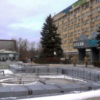 Будущий фонтан перед гостиницей :: Юрий Гайворонский