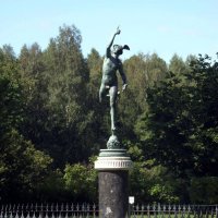 Бронзовая статуя "Летящий Меркурий". Павловский парк. :: Ирина ***