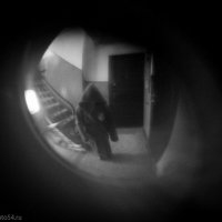 Загляни в дверной глазок, вдруг тебя там кто-то ждёт! :: Борис Яковлев