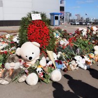 Люди продолжают нести цветы к мемориалу.  :: Татьяна Помогалова
