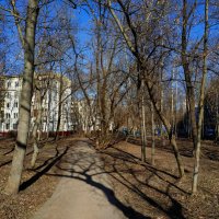 Классический апрель в городе :: Андрей Лукьянов