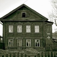 Деревянный дом резными наличниками на окнах :: Тимур Кострома ФотоНиКто Пакельщиков