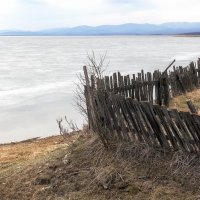 Заборчик у озера :: Марина Фомина.