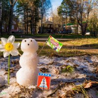 Минутка юмора :) Июньский снеговик загорает при +20,у нас по-прежнему кое-где зимний снег не растаял :: Николай Зиновьев