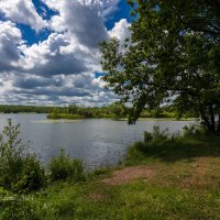 На берегу озера :: Александр Синдерёв