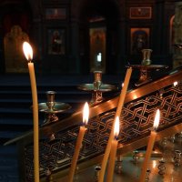 Во Храме, на подсвечнике, свеча горит в тиши, и с нею принесённая, молитва от души. :: Люба 