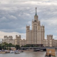 Сталинская высотка на Котельнической набережной :: Игорь Сарапулов