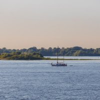 Яхта на реке :: Александр Синдерёв