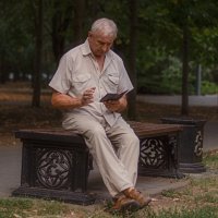 на лавочке в парке "уткнувшись" в телефон :: Наталья Забудская