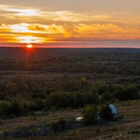 Окрестности Ухты, Коми. Вид с холма на просторы бескрайней тайги и закат :: Николай Зиновьев