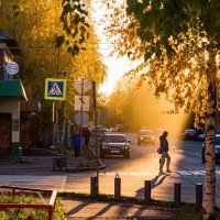 Ухта. Игра света и тени на осенней улице города. :: Николай Зиновьев