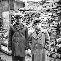 Архангельск, 1960 год, мне 13 лет, снимал на Зоркий-С. Ребята с нашего двора :: Владимир Шибинский