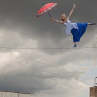 С зонтиком на фоне облаков... :: Олег Самотохин
