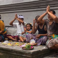 Семья жителей Бали на молитве в храме :: Ольга Колосова