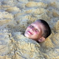 ахах, закопан в песке;)) :: Виктория Данилова