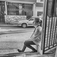 Девочка на ступеньках рынка - 2 :: Александр Максимов