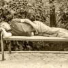 Уставший одинокий путник отдыхает на скамейке в городском сквере. :: Андрей Мичурин