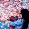 Мама с сыном в цветущей магнолии :: Марина Алексеева