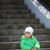 Красивая девочка сидит на ступеньках в парке весной :: Елизавета Тимохина