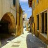 Узкая улица, типичная для итальянских деревень. :: Lucy Schneider 
