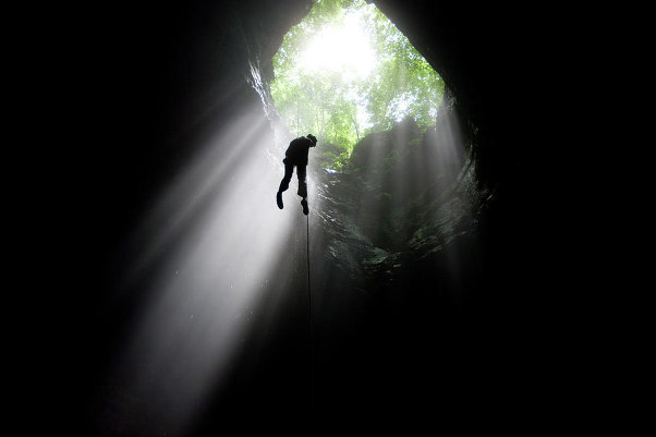 Смелые люди с камерой спустились в загадочную китайскую пещеру