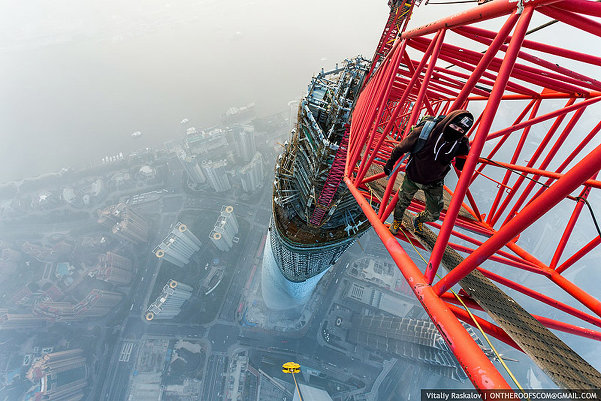 Покорение шанхайской башни в настоящих экстрим фото