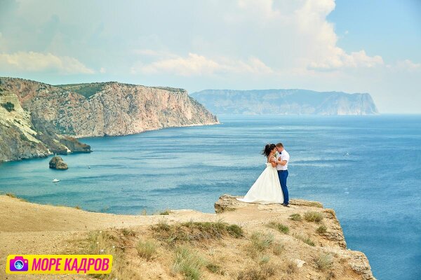 Одно из самых красивых мест фотосессии в Крыму - мыс Фиолент.