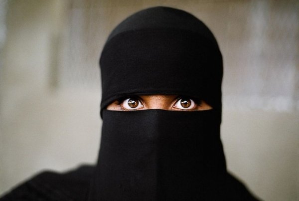 Женщина-мусульманка в хиджабе - Эмоции людей