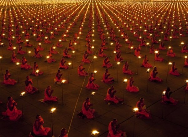 100 000 монахов во время молитвы для лучшего мира - эмоции человека фото