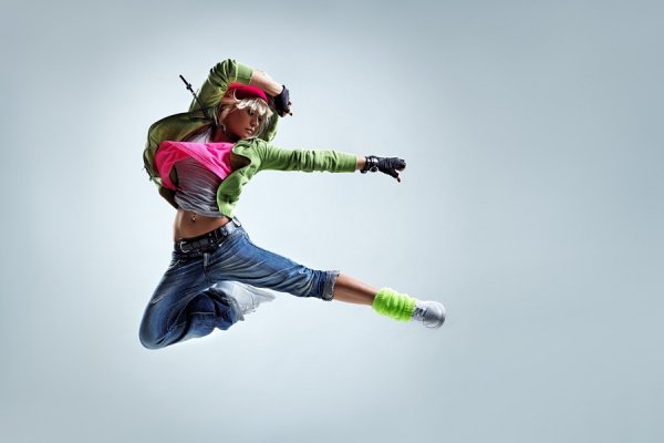 Студийные фото яркой девушки в прыжке
