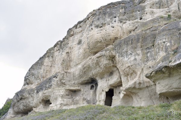 Пещеры у основания скалы