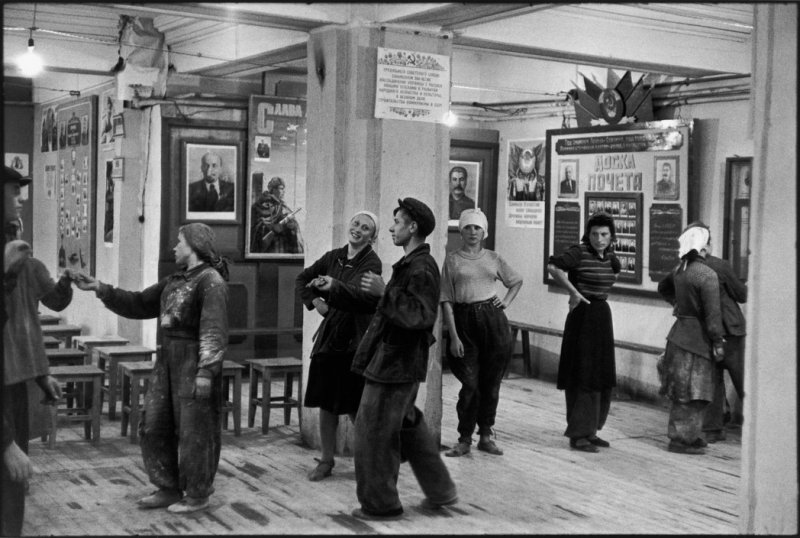 Танцы в столовой для строителей в гостинице "Метрополь"