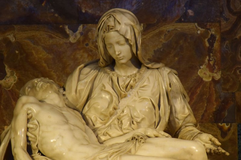 «Оплакивание Христа» — первая и наиболее выдающаяся пьета, созданная Микеланджело Буонарроти.