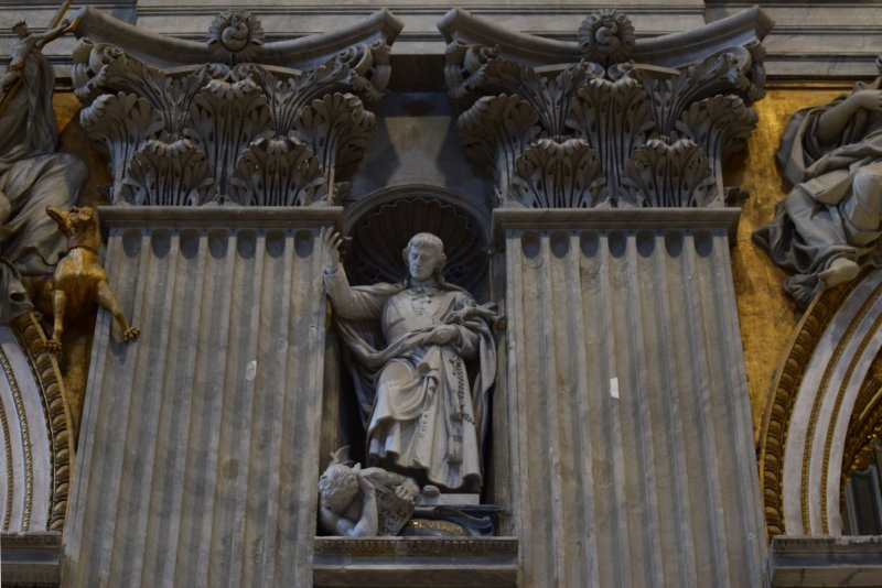 статуя св. Людовика Мария Гриньон де Монфор, автора многочисленных книг и 164 гимнов, основателя Монфортанского общества Девы Марии.