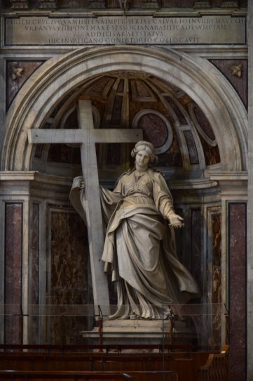 Статуя Св. Равноапостольной царицы Елены,реликвия - частицы Животворящего креста.Автор: Andrea Bolgi, ученик Бернини, 1635 г.