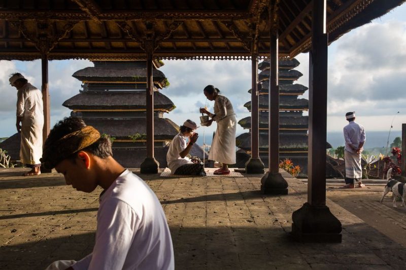Поощрительная премия в категории “Люди”: Благословение в храме Пура Бесаких”, Бали, автор – Майкл Дин Морган