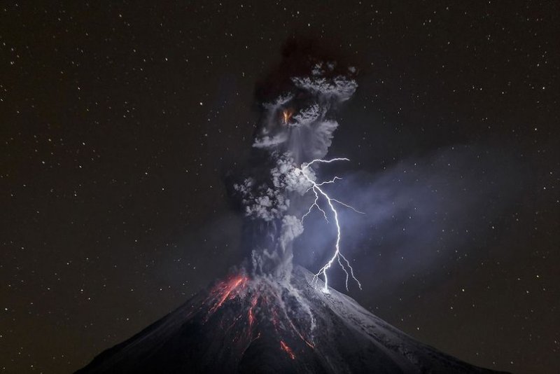 Главный приз и первое место в категории “Природа”: “Сила природы”, вулкан Колима, Мексика, автор – Серхио Тапиро Веласко.