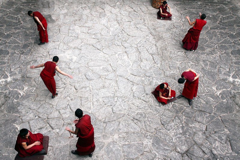 Монахи за ежедневным обсуждением религиозных вопросов в храме Джоканг. Лхаса, Тибет