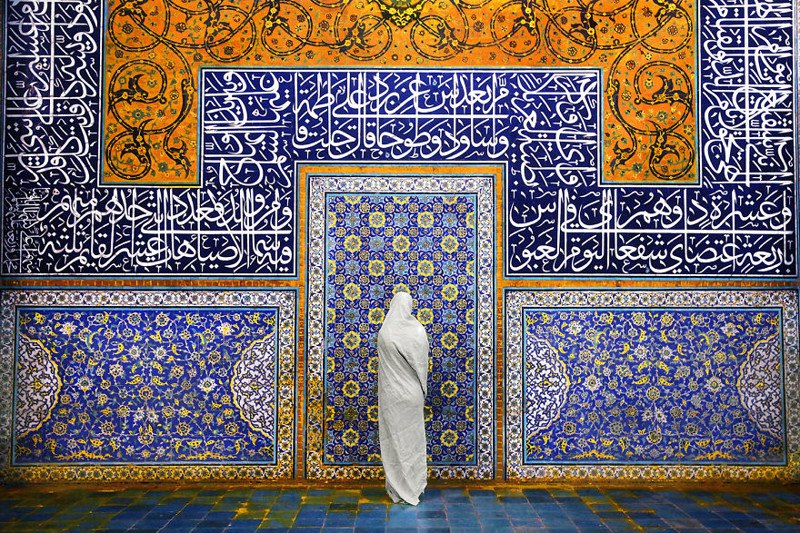 Женщина в мечети Шейх Лотфалла, Исфахан, Иран