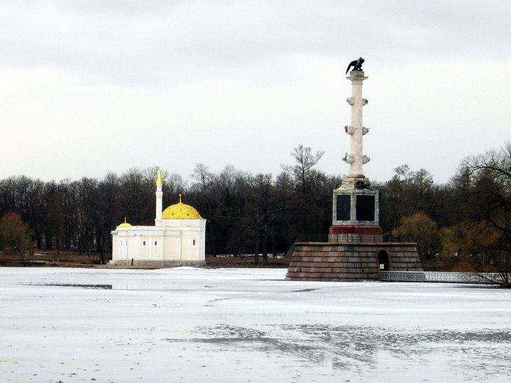 Чесменская колонна и павильон "Турецкая баня".