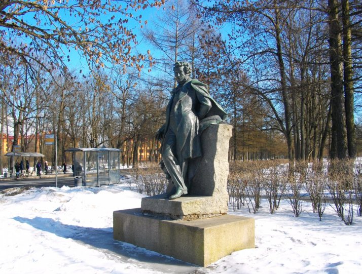 Памятник Пушкину у Египетских ворот.
