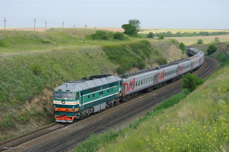 Diesel locomotive TEP70-0289 with passenger train_