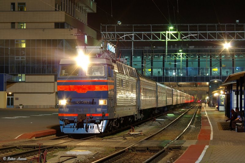 Electric locomotive ChS4T-553 with train on train_