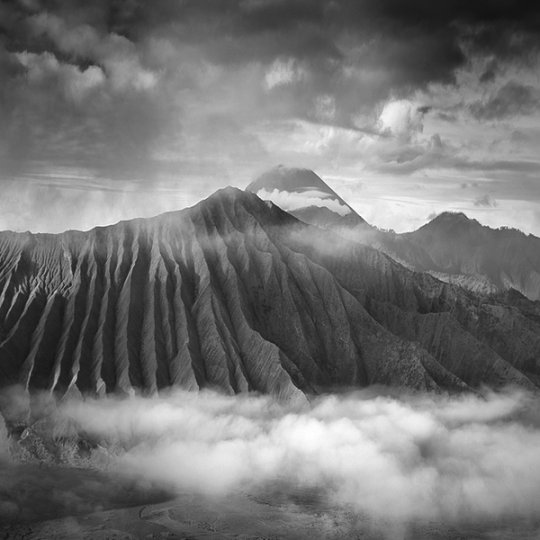 Потрясающие фотографии вулкана Бромо на острове Ява - №16
