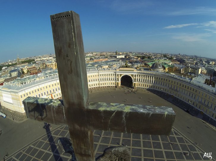 Крест Александринской колонны с тенью квадрокоптера